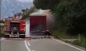 Na putu ka Kostanjici izgorio kamion (VIDEO)