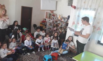 Rožajski gimnazijalci mališanima čitali bajke i poklanjali knjige