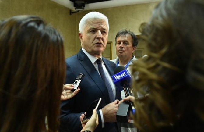 Marković: Bilbordi u Budvi su falsifikovanje istorije