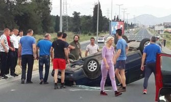 Podgorica: Automobil se prevrnuo na krov