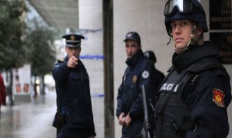 Evo kako će kazniti policajca koji je mobilnim telefonom gađao koleginicu