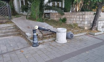 Vandali polomili stubove i klupe u Herceg Novom