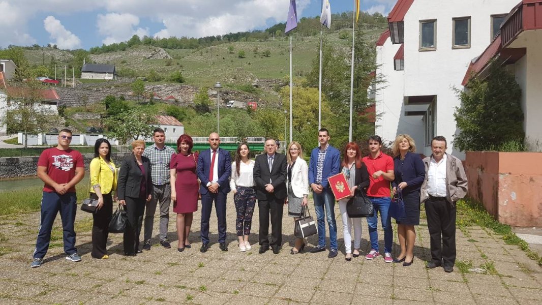 IMGa949356b28b1f394f3f924175e49e9efV