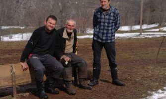 Milun u 80toj ore, kopa i kosi: Svi moji vršnjaci koji su otišli u grad su pomrli