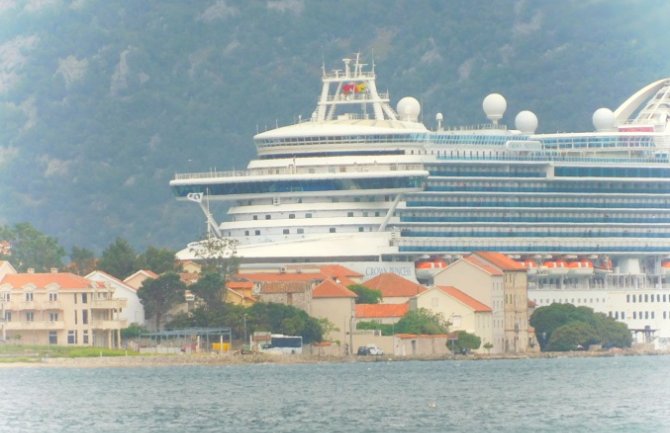 Luka Kotor: Jak vjetar odnio megakruzer, prošla opasnost, neće udariti u obalu (VIDEO)