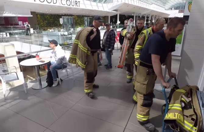 Muškarac se zaglavio u zidu ženskog toaleta, potom pronađen mrtav (VIDEO)