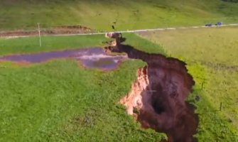 Novi Zeland: Rupa velika kao šestospratna zgrada se otvorila u zemlji (VIDEO)