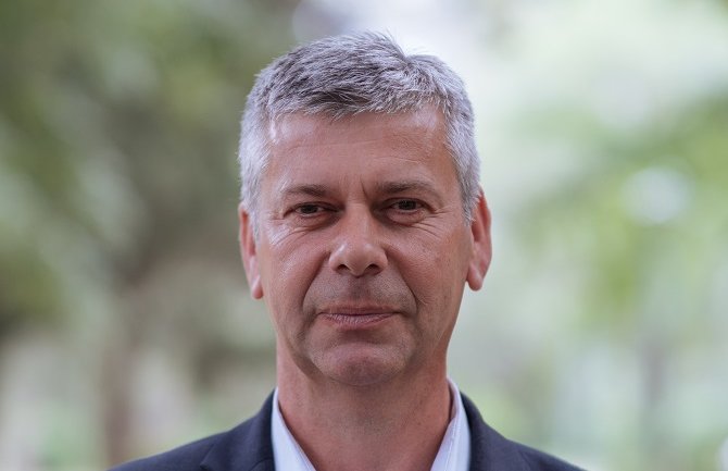 Mugoša: Da bi se zaposlio, građanin mora biti član vladajućih partija, to je poniženje za državu