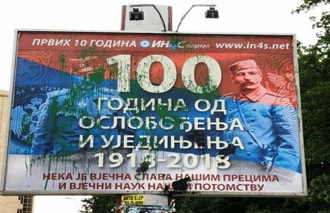 Bilbord u Budvi posvećen oslobodiocima isprskan farbom