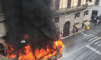 Rim: Eksplodirao autobus u centru grada( VIDEO)