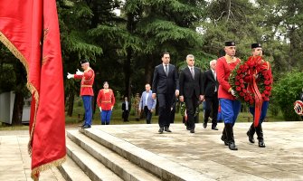 Brajović, Pažin i Hodžić položili vijenac na spomenik Partizanu borcu na brdu Gorica