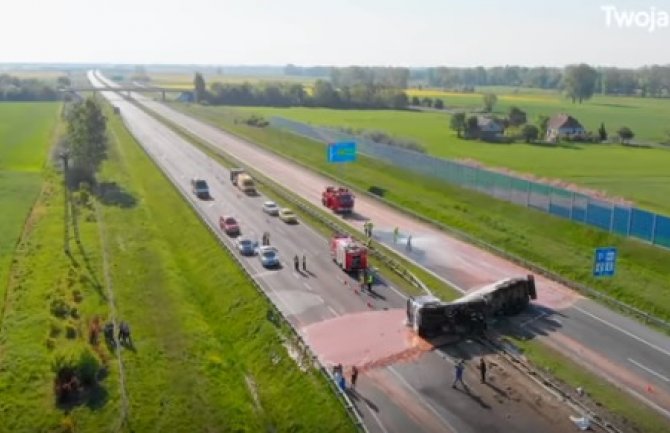 Slatka tragedija u Poljskoj, prevrnula se cistijerna, iscurjelo 12 tona čokolade (VIDEO)