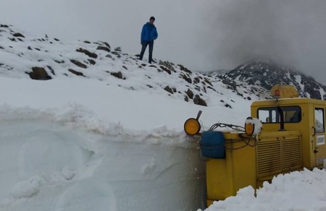 Na putu Žabljak -Durmitor i u maju čiste sniježne namete