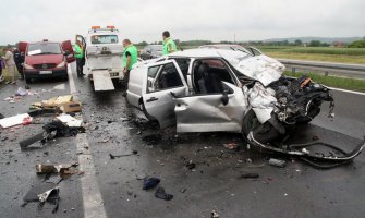 Stravičan udes na niškom autoputu, poginuo vozač i dijete (FOTO)