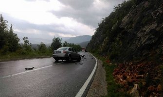 Udes na putu Nikšić-Plužine, povrijeđene tri maloljetne osobe 