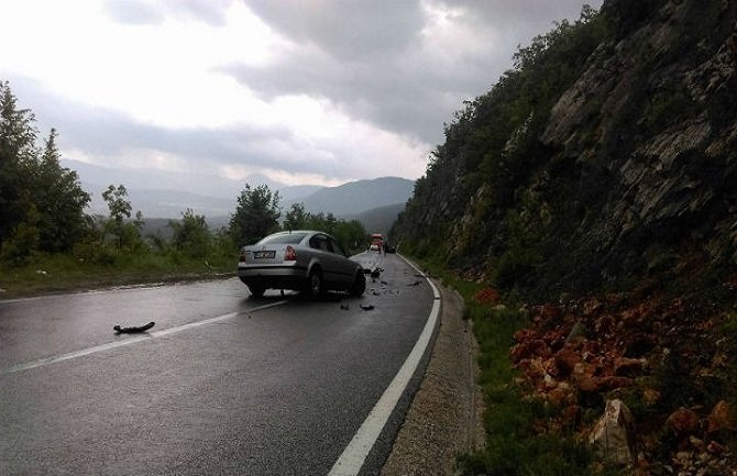 Udes na putu Nikšić-Plužine, povrijeđene tri maloljetne osobe 