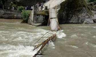 Srušio se most sa 23 studenta, najmanje troje mrtvo