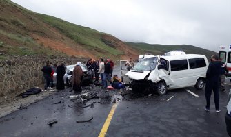 U sudaru automobila i kombija 5 mrtvih, 10 povrijeđenih, vatrogasci rezali vozila da bi uzvukli stradale