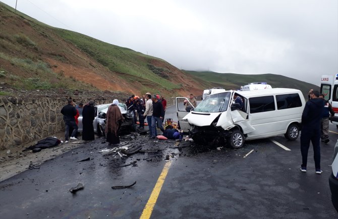 U sudaru automobila i kombija 5 mrtvih, 10 povrijeđenih, vatrogasci rezali vozila da bi uzvukli stradale