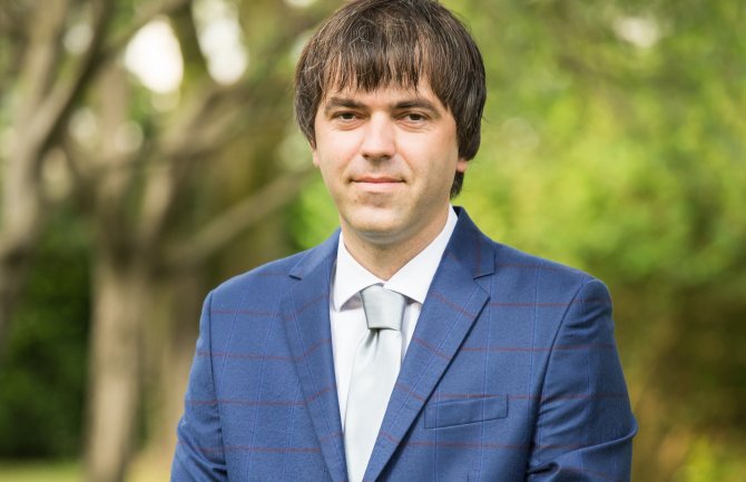 Pešić: Umjesto glomaznih privrednih subjekata treba podizati manje, profitabilnije