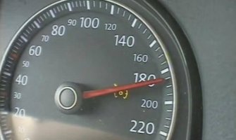 Ostao bez vozačke i 500 eura: Ulcinjanin u istom danu vozio 180 i 185 km/h gdje je ograničenje 70!