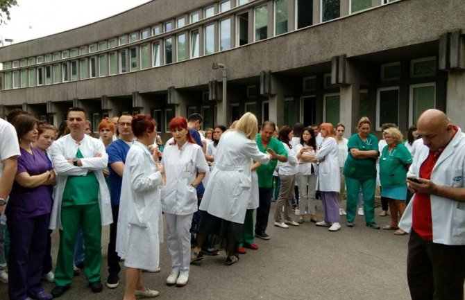 Protest ljekara ispred KCCG: Greška medicinske sestre nije bila namjerna, hvala roditeljima