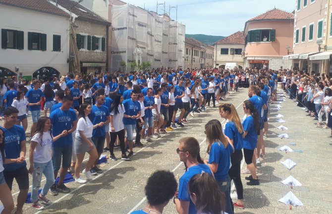 Na glavnom trgu 200 hercegnovskih maturanata plesalo sa Evropom