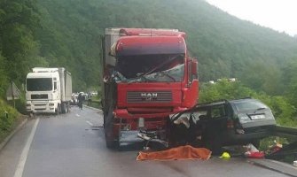 Udes kod Prijepolja: U sudaru kamiona i automobila stradao Bjelopoljac, četiri osobe povrijeđene