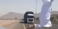 Saudijac skočio pred kamion nasred autoputa (VIDEO)