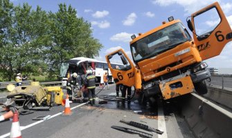 Sudar autobusa i kamiona u Mađarskoj, stradalo 9 Rumuna