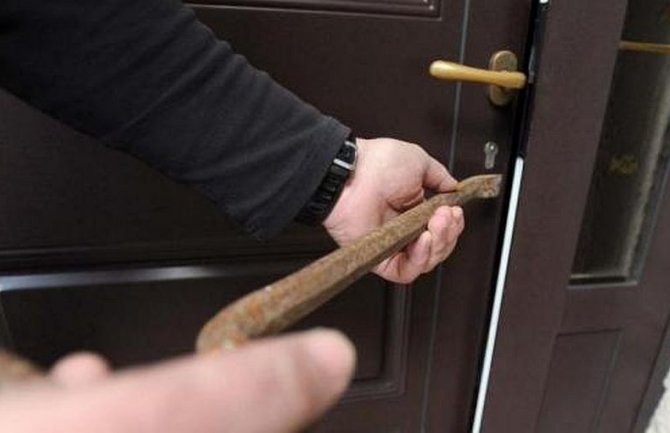 Tivat: Maskirani lopov odnio dnevnike iz škole