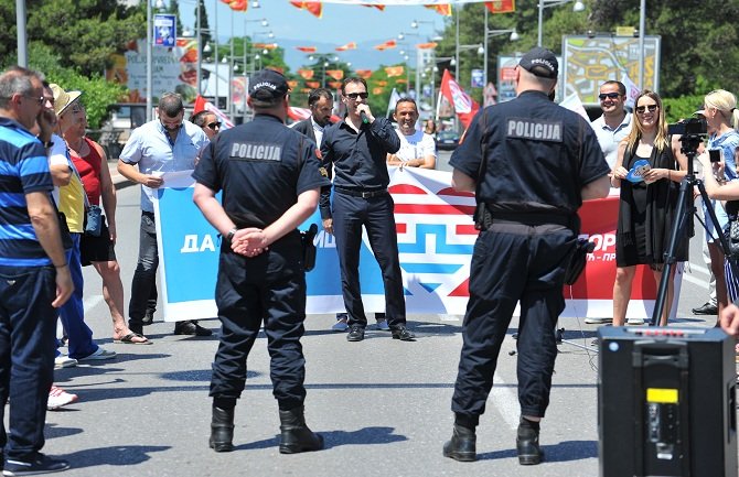 Milačić blokirao most: Prava CG skreće pažnju na probleme ugroženih