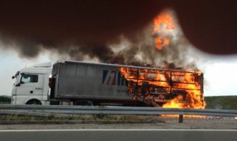 Srbija: Zapalio se kamion koji je prevozio dezodoranse i parfeme na autoputu (VIDEO)