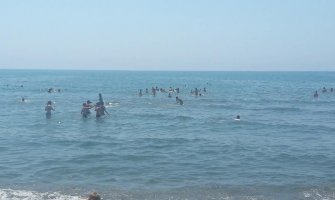 Počela sezona kupanja na crnogorskom primorju: Uživanje u suncu i moru (FOTO)