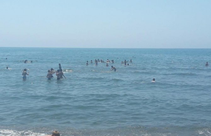 Počela sezona kupanja na crnogorskom primorju: Uživanje u suncu i moru (FOTO)