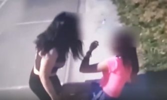 Surovo vršnjačko nasilje u Beogradu: Tinejdžerka tukla drugaricu(VIDEO)