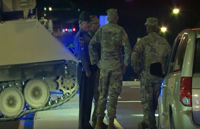 Policijska potjera auto-putem za oklopnim vojnim transporterom