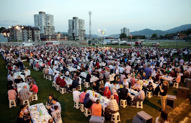 U Kaknju priređen iftar za 6.000 osoba(FOTO)