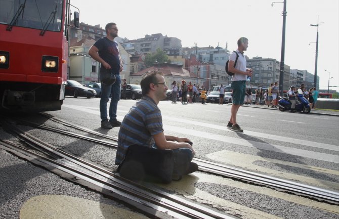 Blokada saobraćaja zbog visoke cijene goriva: Ovdje je sve skupo, samo su plate niske (FOTO)