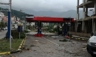 Olujni vjetar napravio haos u Herceg Novom, dvije osobe povrijeđene