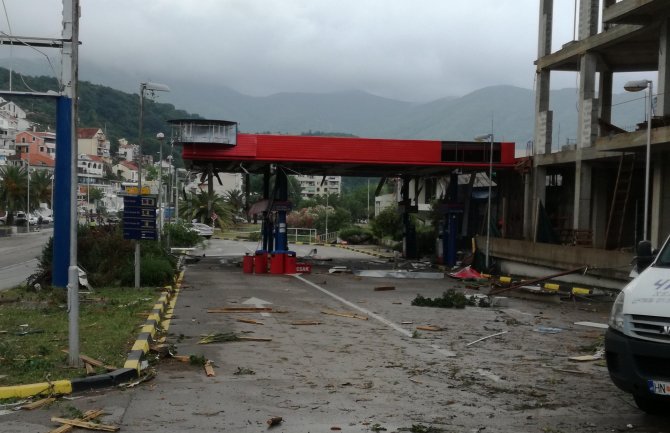 Olujni vjetar napravio haos u Herceg Novom, dvije osobe povrijeđene