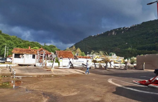 Herceg Novi: Oštećeno pedesetak kuća, Prihvatni centar u Sportskom centru Igalo