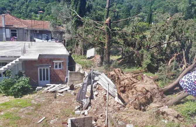 Mještani Herceg Novog ne pamte nevrijeme kakvo ih je zadesilo juče, očekuju pomoć države