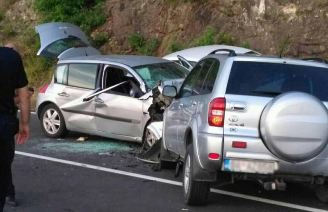 Udes u Vranjini, poginuo službenik barske policije, žena podlegla povredama u KCCG