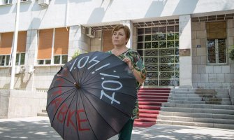 Protestni performans majki u PG: Zaslužile smo svaki cent, nemojte da vas dijele