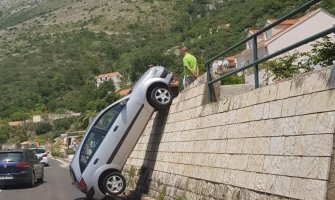 Vertikalni incident: Bizarno parkiranje na turističkoj magistrali(FOTO)