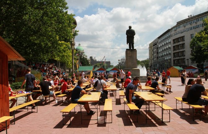 U centru Beograda navijači bodre fudbalsku reprezentaciju Srbije