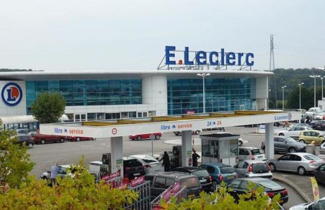 Francuska: Uz povike Alahu akbar žena nožem izbola dvoje u samoposluzi