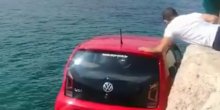 Nije povukao ručnu pa mu automobil upao u more (VIDEO)