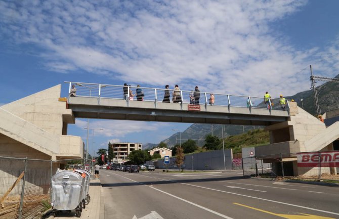 Završavaju se radovi na pasareli u Sutomoru